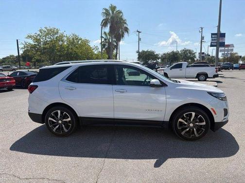 Iridescent Pearl Tricoat 2024 Chevrolet Equinox Premier