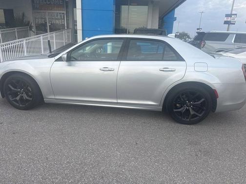 2022 Chrysler 300 Touring L