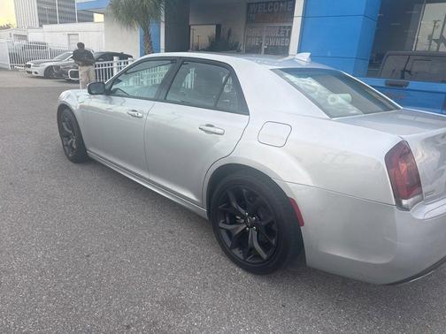2022 Chrysler 300 Touring L
