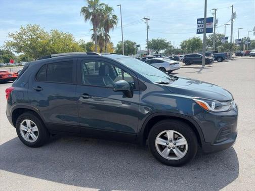 Shadow Gray Metallic 2022 Chevrolet Trax LT