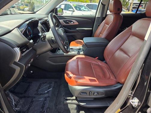 Mosaic Black Metallic 2019 Chevrolet Traverse LT Cloth