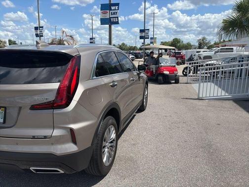 Latte 2025 Cadillac XT4 Premium Luxury