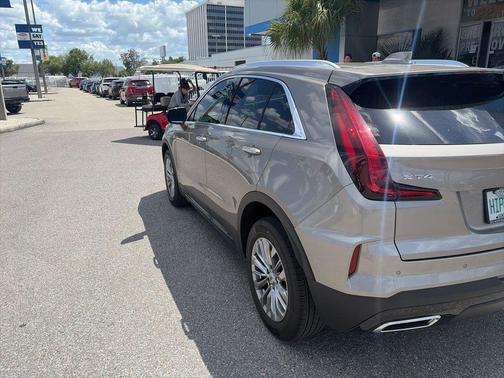 Latte 2025 Cadillac XT4 Premium Luxury