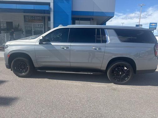 2023 Chevrolet Suburban LT