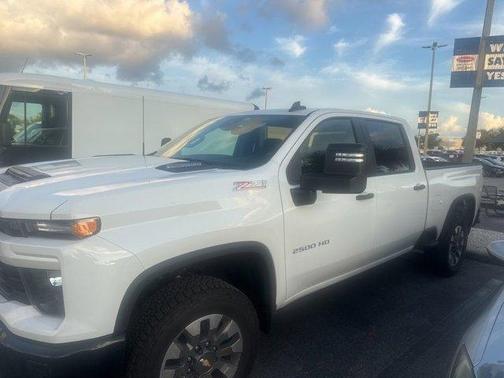 Summit White 2026 Chevrolet Silverado 2500 Custom