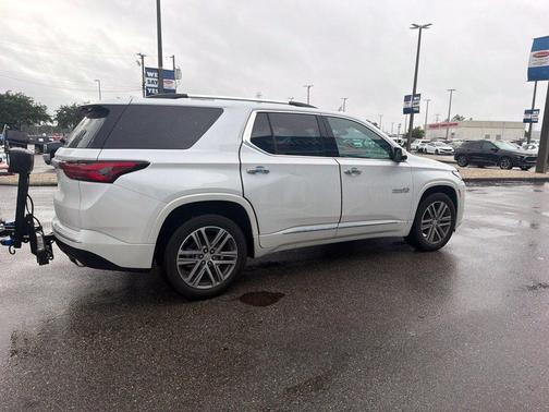 Iridescent Pearl Tricoat 2023 Chevrolet Traverse High Country