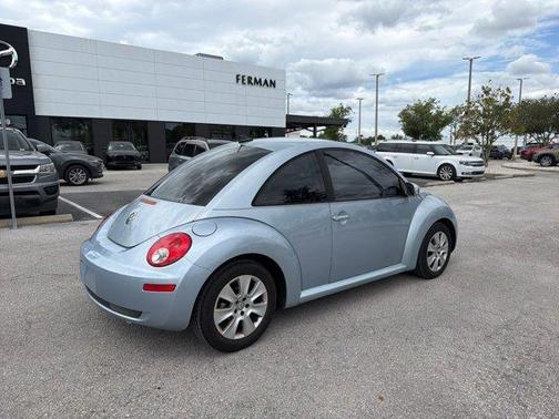 Silver 2009 Volkswagen New Beetle 2.5