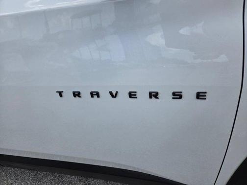 Iridescent Pearl Tricoat 2021 Chevrolet Traverse RS
