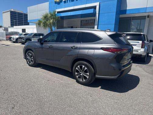 Magnetic Gray 2021 Toyota Highlander XLE
