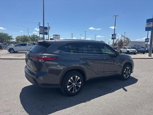 Magnetic Gray 2021 Toyota Highlander XLE