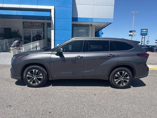 Magnetic Gray 2021 Toyota Highlander XLE