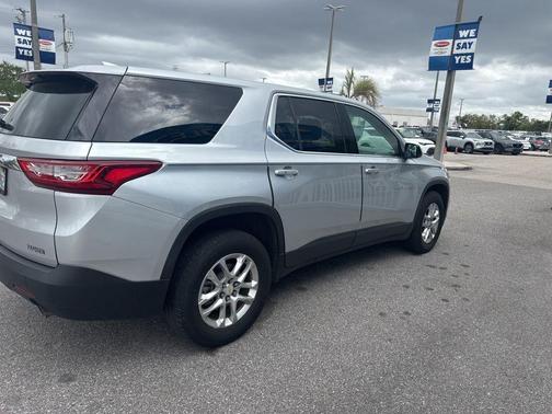 Silver Ice Metallic 2020 Chevrolet Traverse LS