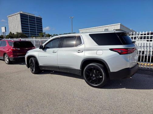 Silver Ice Metallic 2022 Chevrolet Traverse LS