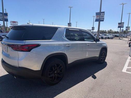 Silver Ice Metallic 2022 Chevrolet Traverse LS