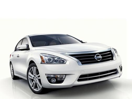 Pearl White 2013 Nissan Altima 2.5 S