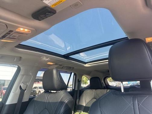 2023 Toyota Highlander Hybrid Platinum