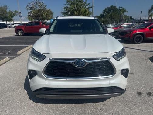 2023 Toyota Highlander Hybrid Platinum
