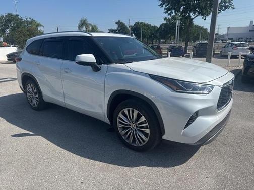 2023 Toyota Highlander Hybrid Platinum