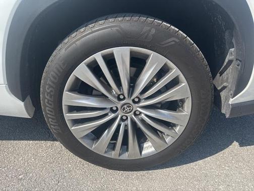 2023 Toyota Highlander Hybrid Platinum