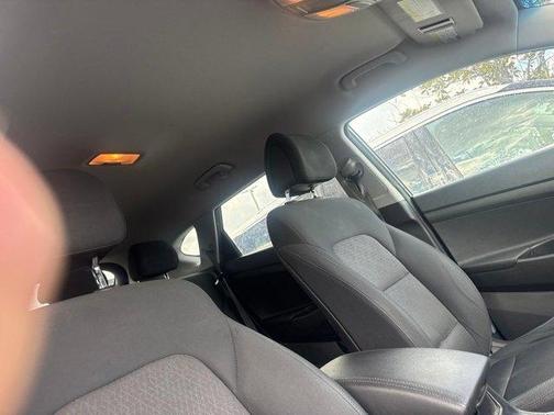 Black Noir Pearl 2017 Hyundai TUCSON SE