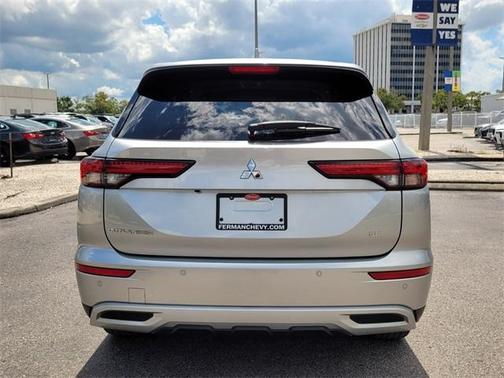 2023 Mitsubishi Outlander SE