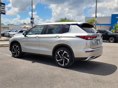 2023 Mitsubishi Outlander SE