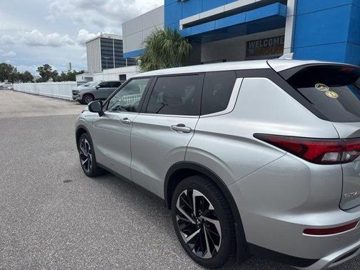 2023 Mitsubishi Outlander SE