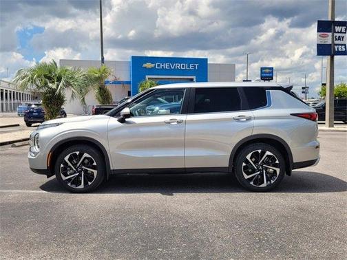 2023 Mitsubishi Outlander SE