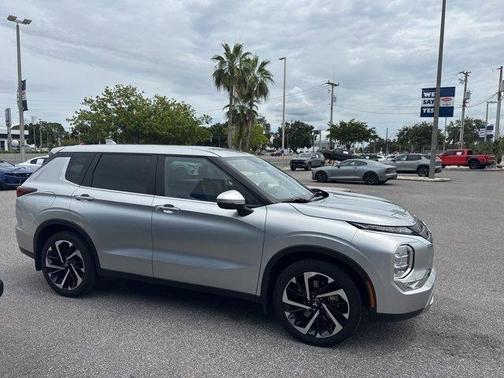 2023 Mitsubishi Outlander SE