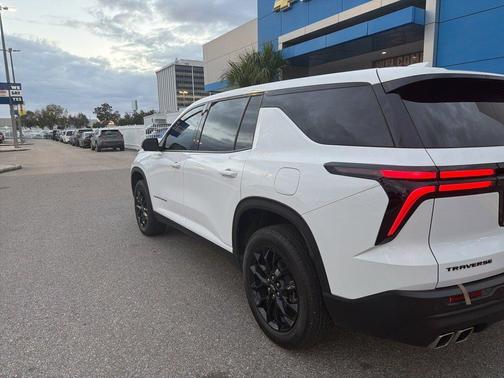 2024 Chevrolet Traverse LS