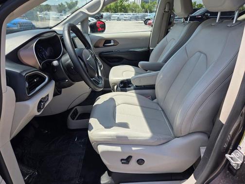 Granite Crystal Clearcoat Metallic 2021 Chrysler Voyager LXI
