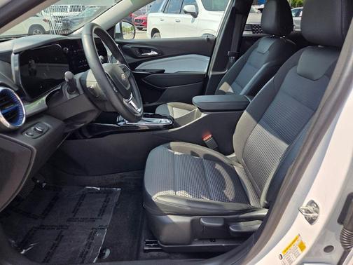 Summit White 2025 Chevrolet Trax LT