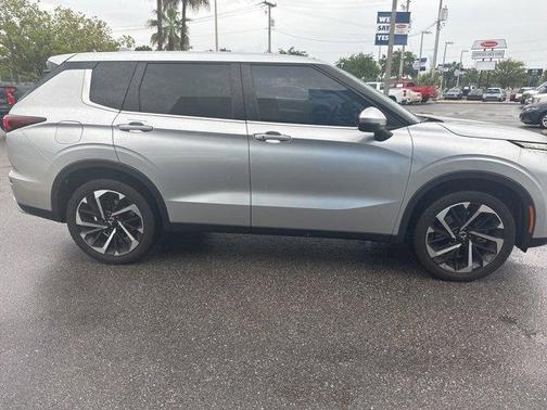 2022 Mitsubishi Outlander SE