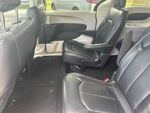 2022 Chrysler Pacifica Touring-L