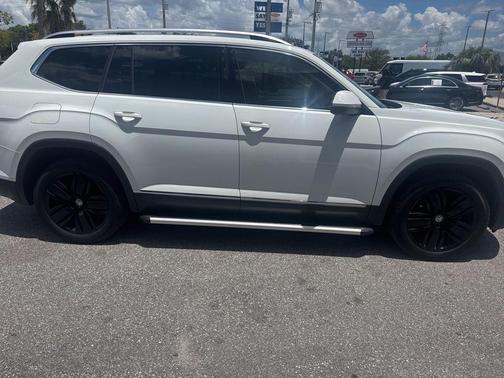 Pure White 2018 Volkswagen Atlas 3.6L SEL Premium