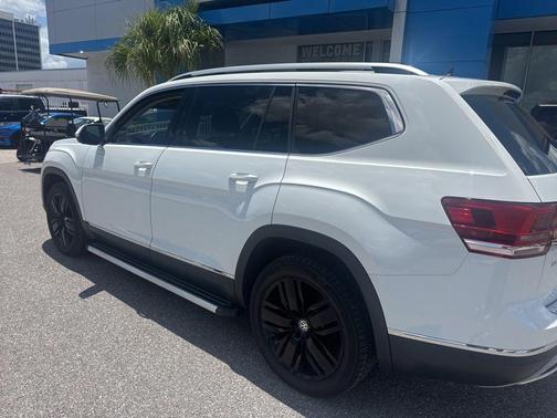 Pure White 2018 Volkswagen Atlas 3.6L SEL Premium