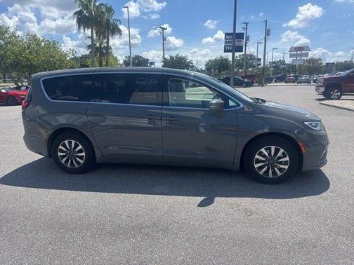 2022 Chrysler Pacifica Hybrid Touring L