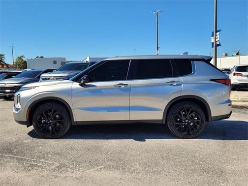 2022 Mitsubishi Outlander SE