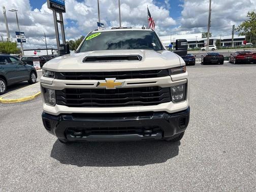 White Sand 2026 Chevrolet Silverado 2500 Custom