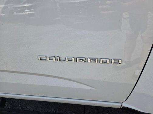 Summit White 2022 Chevrolet Colorado LT