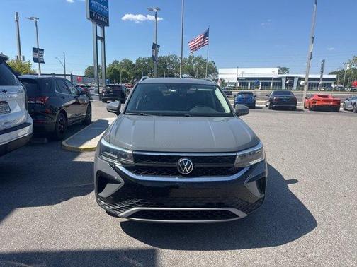 Pure Gray 2022 Volkswagen Taos 1.5T SE