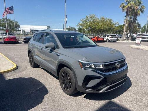 Pure Gray 2022 Volkswagen Taos 1.5T SE