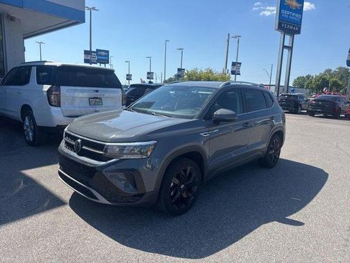 Pure Gray 2022 Volkswagen Taos 1.5T SE