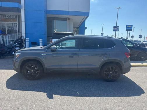 Pure Gray 2022 Volkswagen Taos 1.5T SE