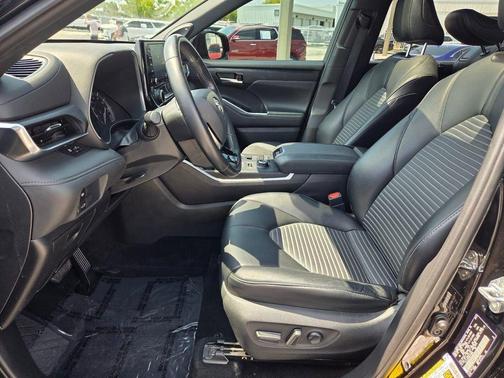 Black 2021 Toyota Highlander XSE