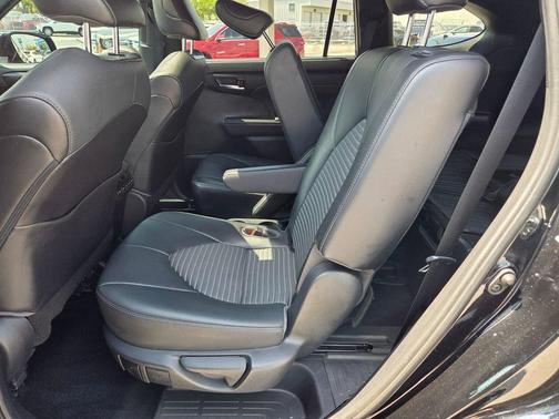 Black 2021 Toyota Highlander XSE