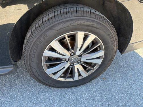 2020 Nissan Pathfinder SV