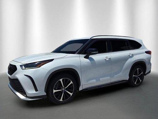 White 2022 Toyota Highlander XSE