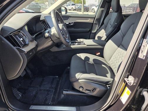 2025 Volvo XC90 B5 Core