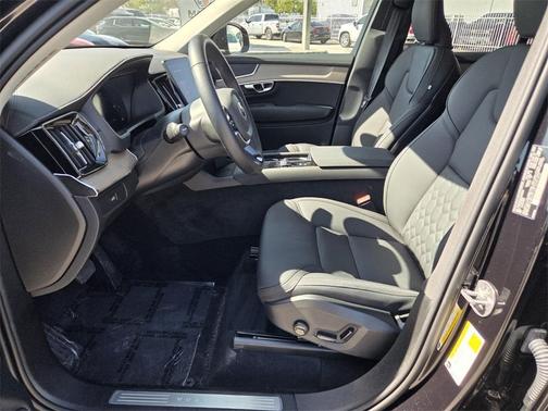 2025 Volvo XC90 B5 Core
